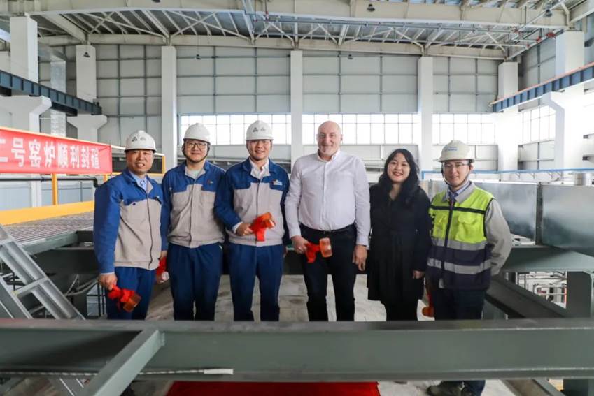 安彩藥玻項目2號窯爐順利封碹！